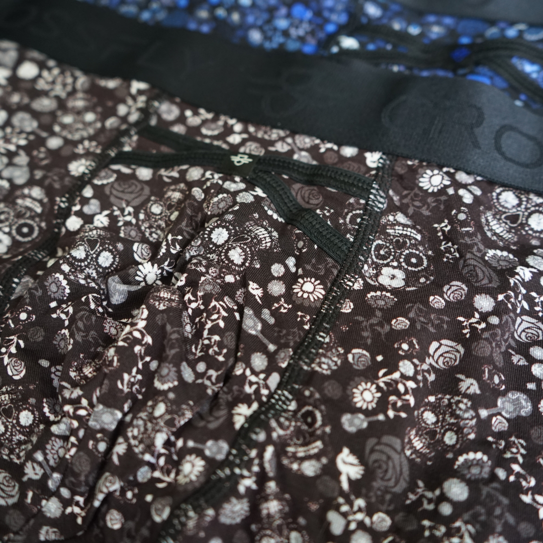 IKON Herren-Badehose, 7,6 cm, Totenköpfe und Herzen, Schwarz