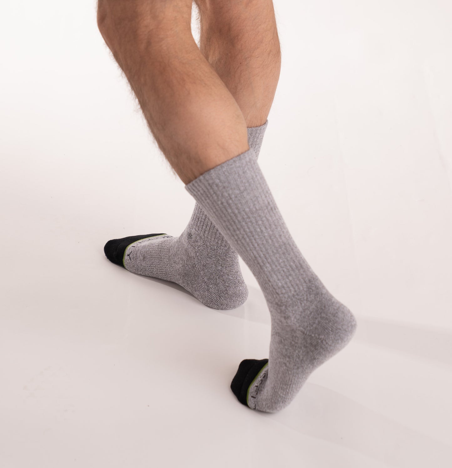 Crossfly men's Original Crew Socks in grey from the Everyday series, featuring Flat Toe Seams and 360 Hold.