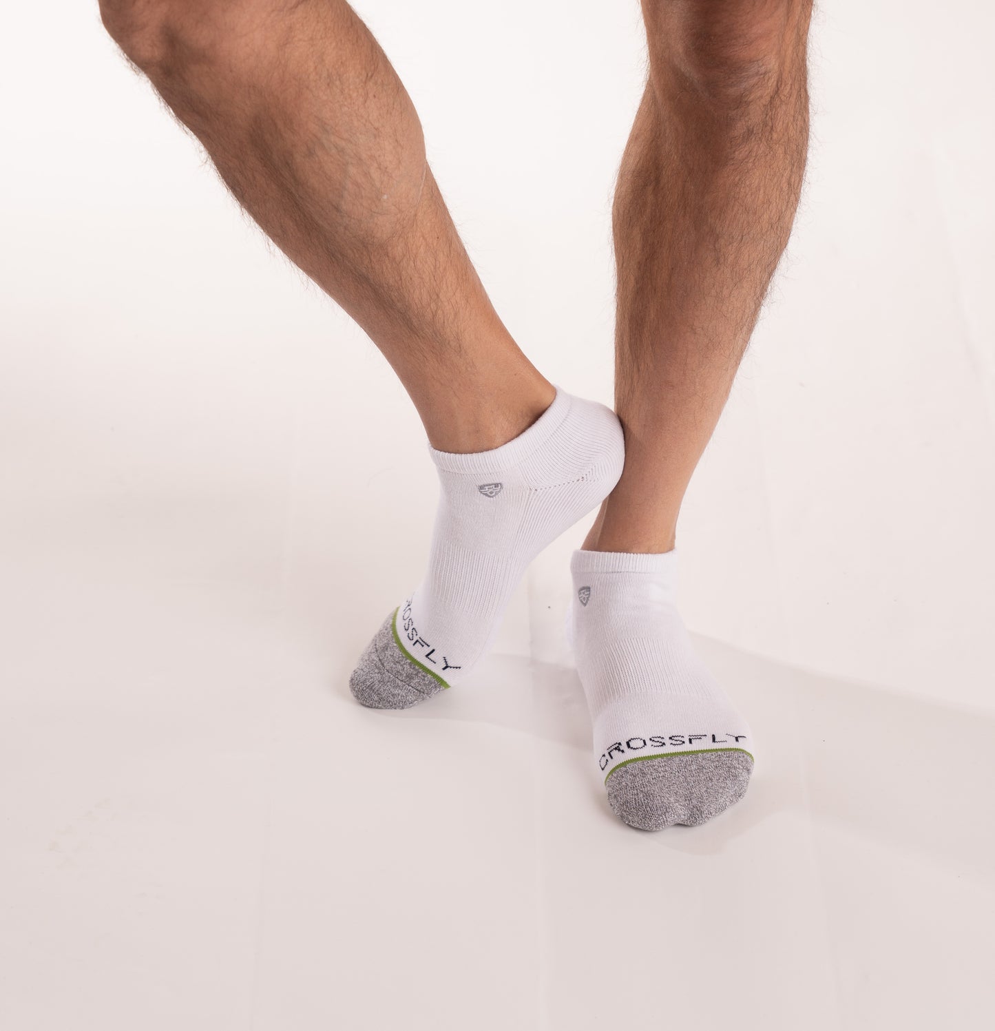 Crossfly men's Original Low Socks in white from the Everyday series, featuring Flat Toe Seams and 360 Hold.