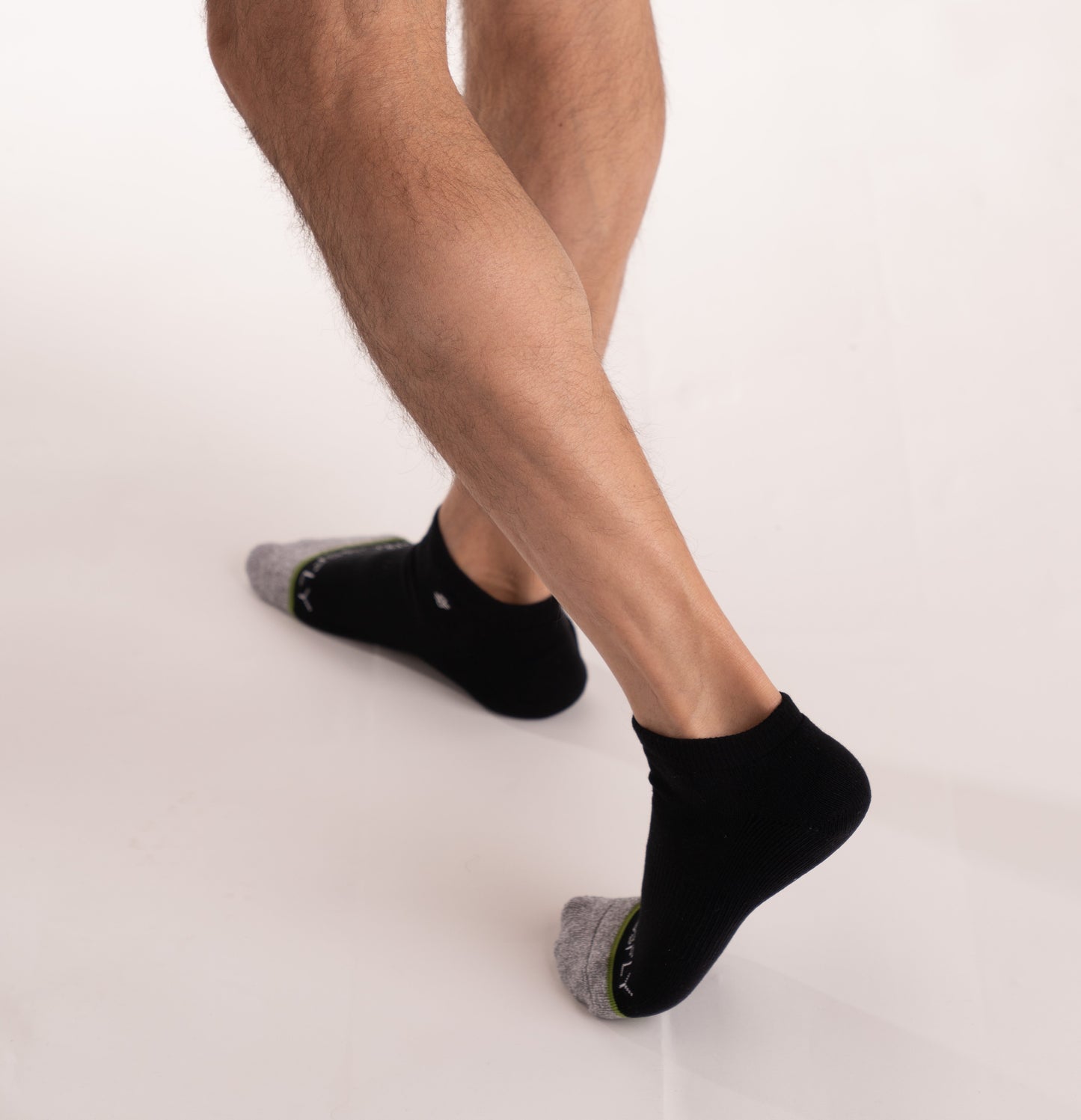 Crossfly men's Original Low Socks in black from the Everyday series, featuring Flat Toe Seams and 360 Hold.