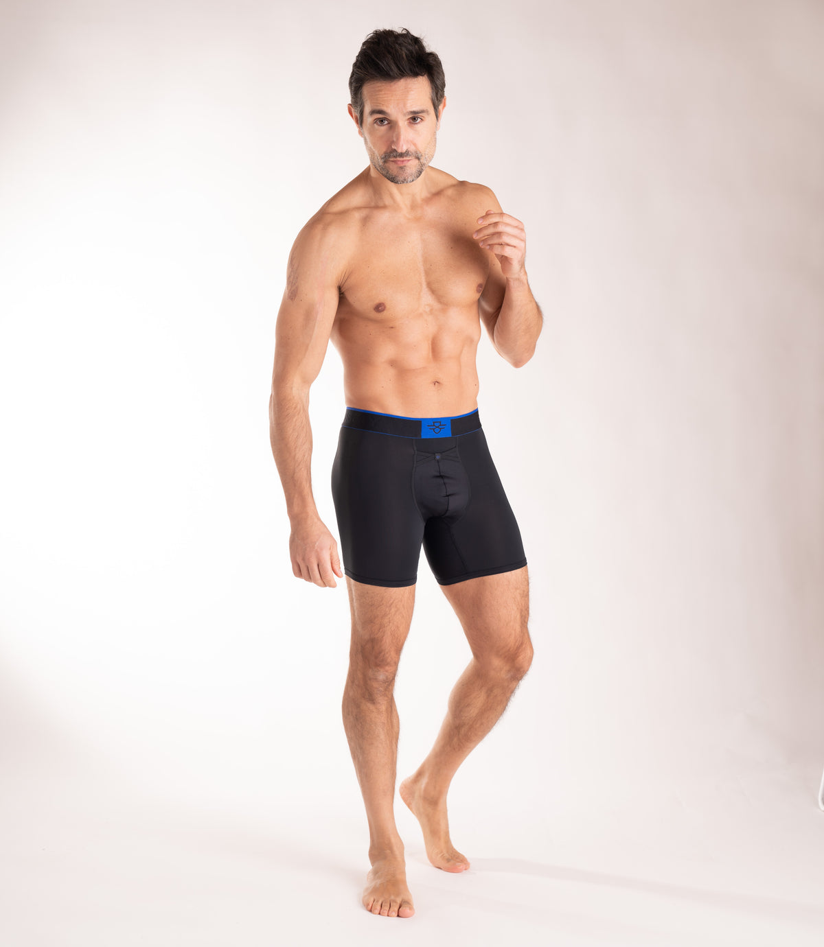Crossfly men&#39;s Pro 7&quot; black / royal boxers from the Performance series, featuring X-Fly and Coccoon internal pocket support.