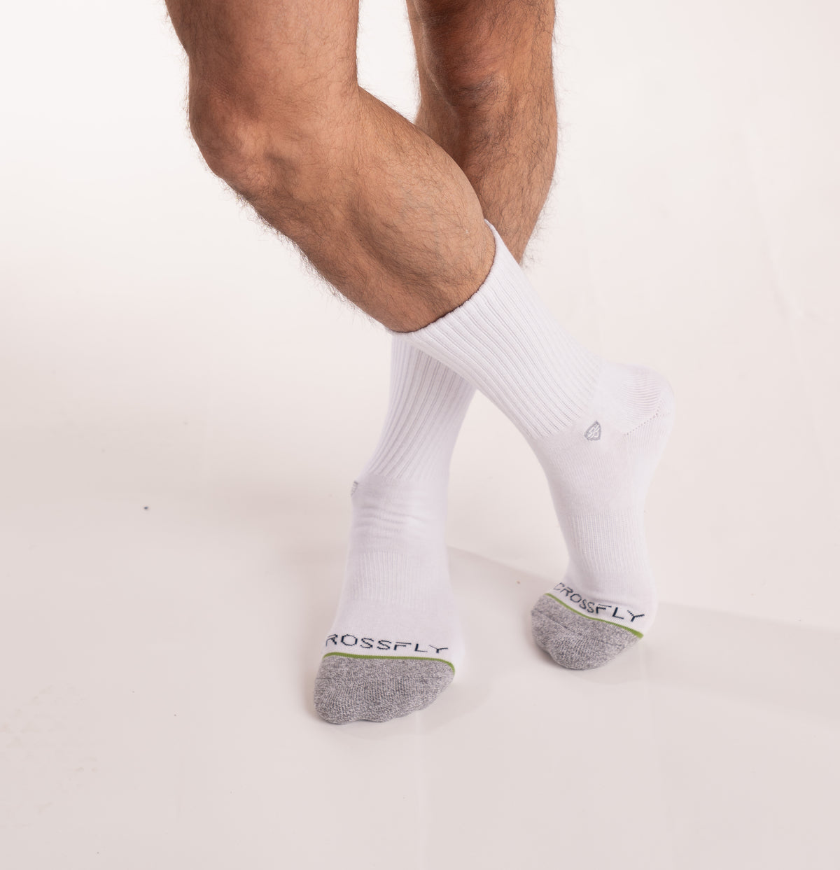 Crossfly men&#39;s Original Crew Socks in white from the Everyday series, featuring Flat Toe Seams and 360 Hold.