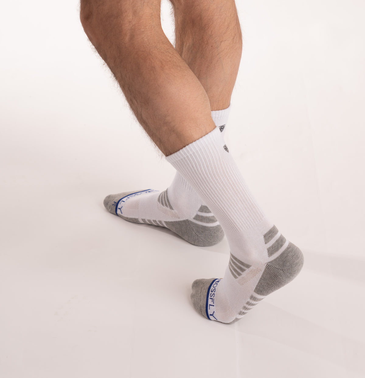 Crossfly men&#39;s Tempo Crew Socks in white / grey from the Performance series, featuring AirBeams and 180 Hold.