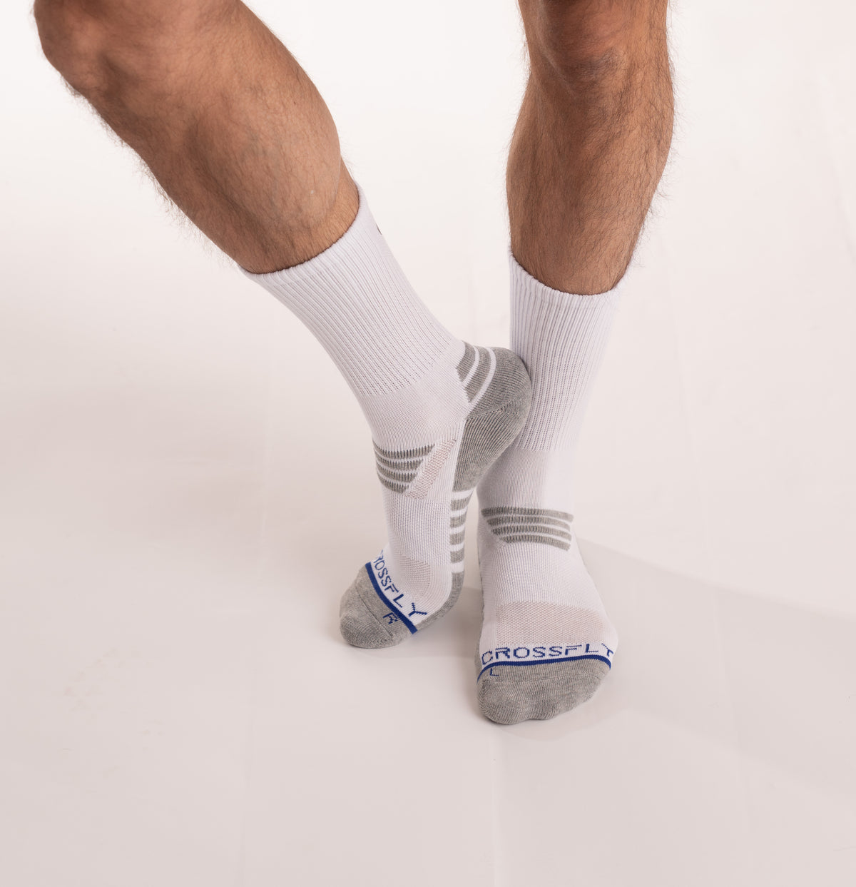 Crossfly men&#39;s Tempo Crew Socks in white / grey from the Performance series, featuring AirBeams and 180 Hold.