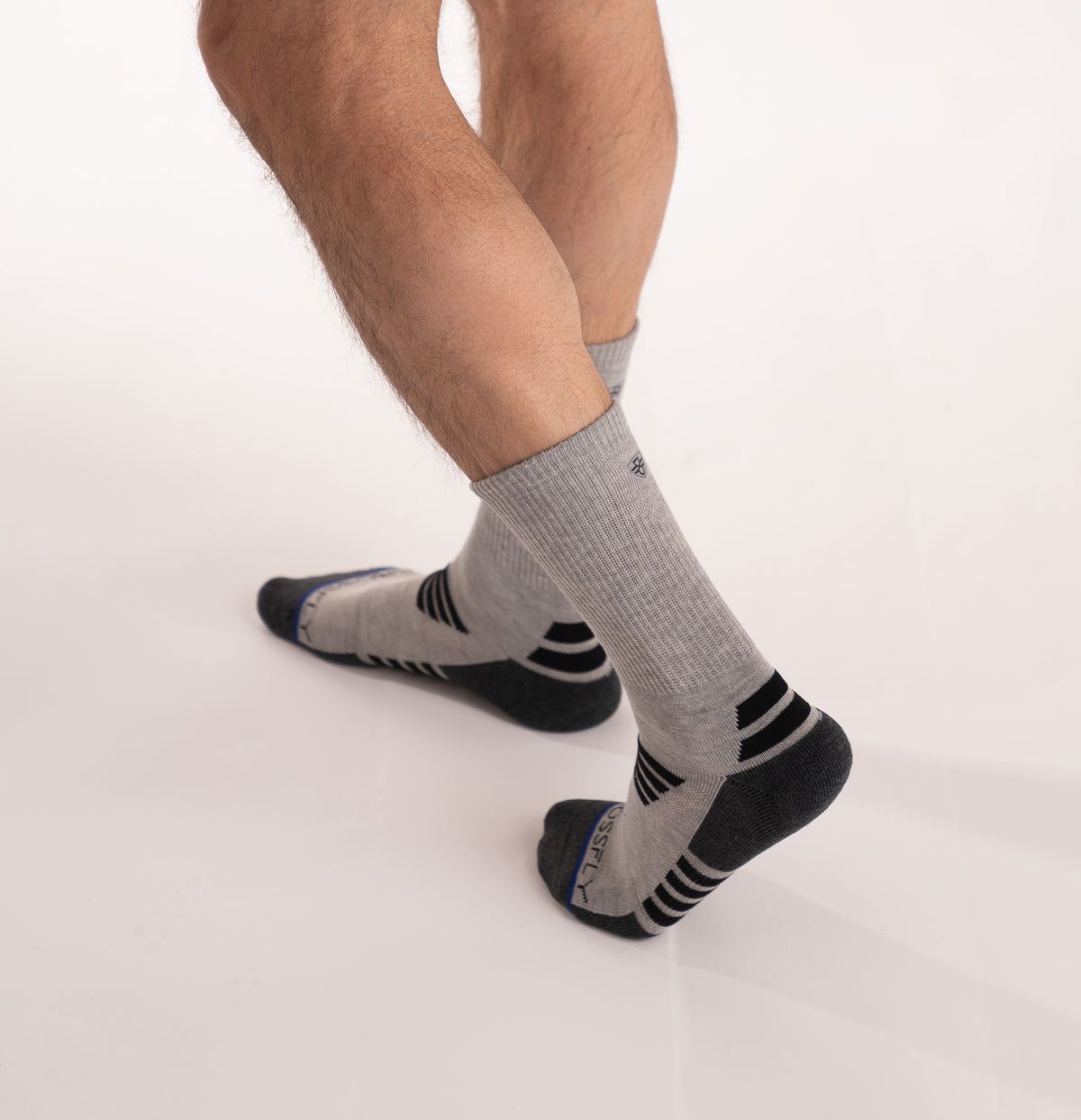 Crossfly men&#39;s Tempo Crew Socks in grey / black from the Performance series, featuring AirBeams and 180 Hold.