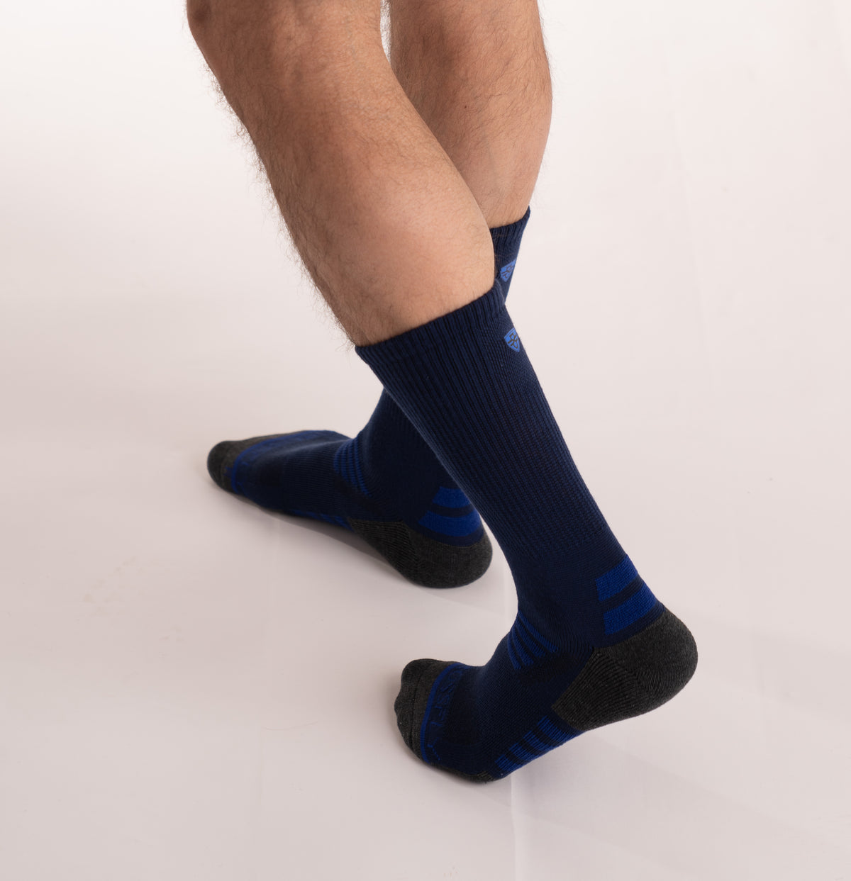 Crossfly men&#39;s Tempo Crew Socks in navy / royal from the Performance series, featuring AirBeams and 180 Hold.
