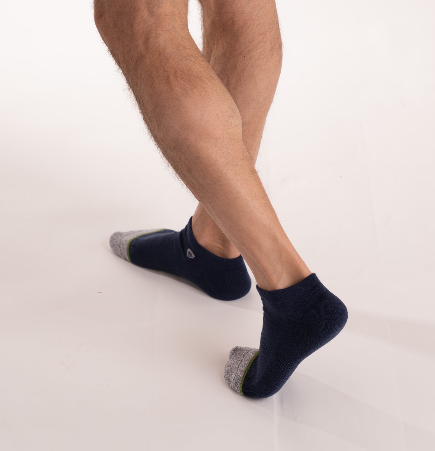 Crossfly men's Original Low Socks in navy from the Everyday series, featuring Flat Toe Seams and 360 Hold.