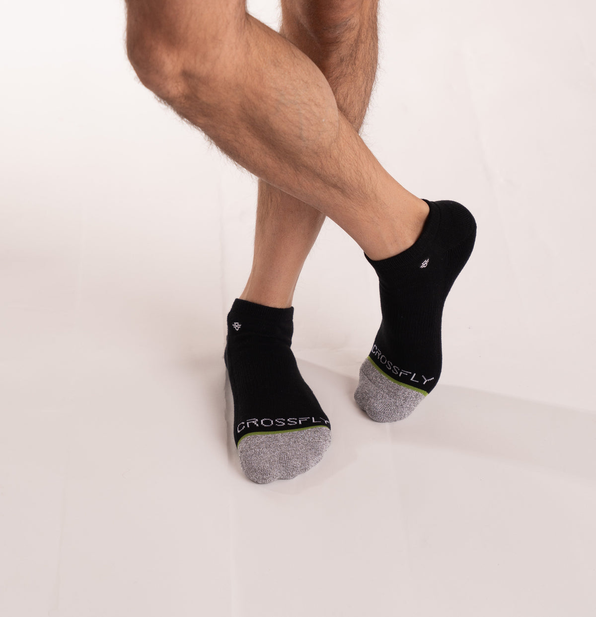 Crossfly men&#39;s Original Low Socks in black from the Everyday series, featuring Flat Toe Seams and 360 Hold.