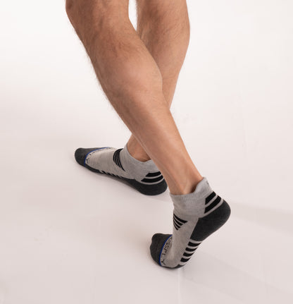 Crossfly men's Tempo Low Socks in grey / black from the Performance series, featuring AirBeams and 180 Hold.