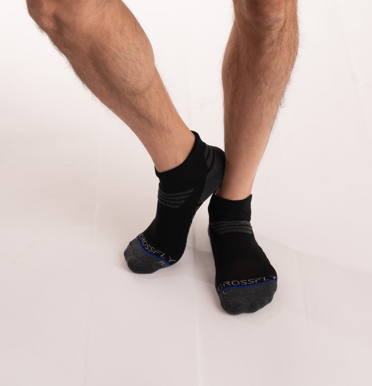 Crossfly men&#39;s Tempo Low Socks in black / charcoal from the Performance series, featuring AirBeams and 180 Hold.