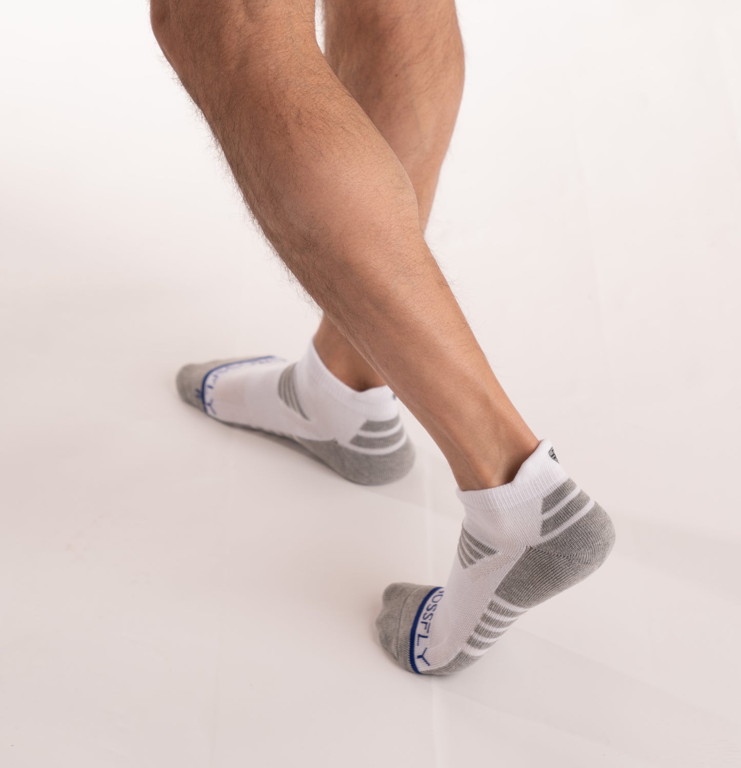 Crossfly men's Tempo Low Socks in white / grey from the Performance series, featuring AirBeams and 180 Hold.