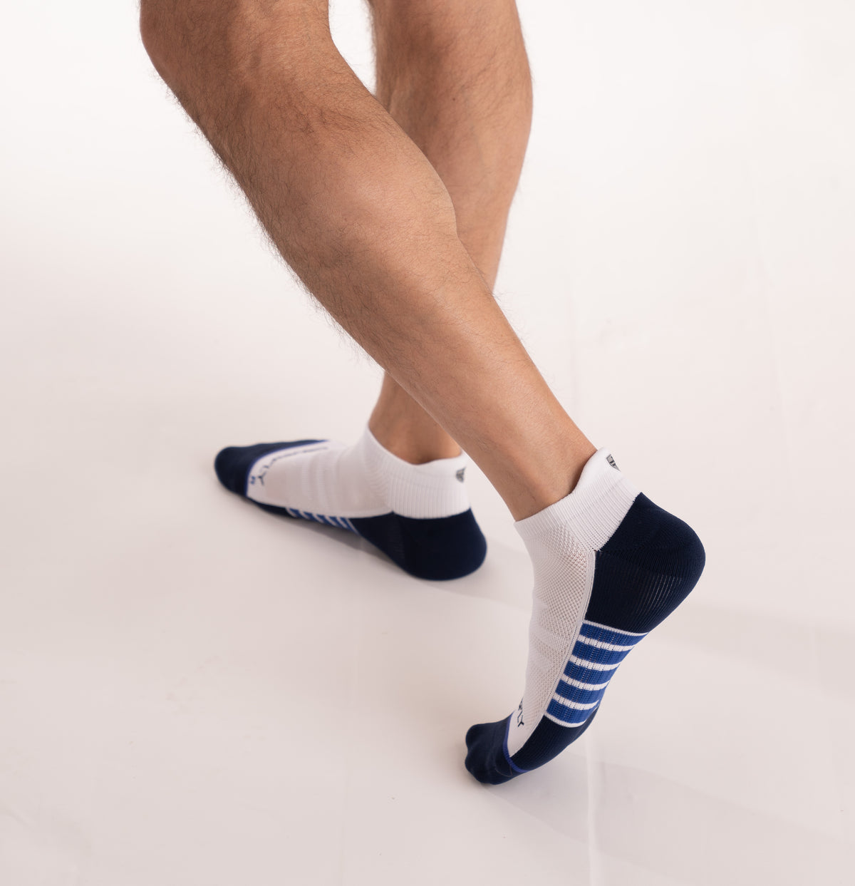 Crossfly men&#39;s Vent Low Socks in white / navy from the Performance series, featuring AirVent and AirBeams.