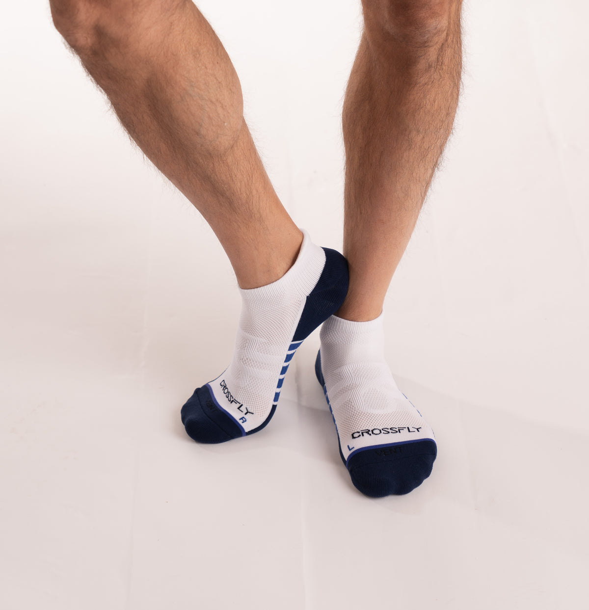 Crossfly men&#39;s Vent Low Socks in white / navy from the Performance series, featuring AirVent and AirBeams.